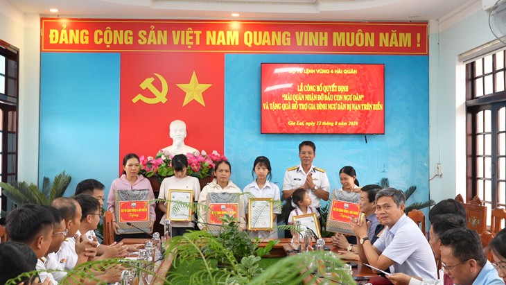 Vùng 4 Hải quân nhận đỡ đầu 3 người con của ngư dân- Ảnh 1.