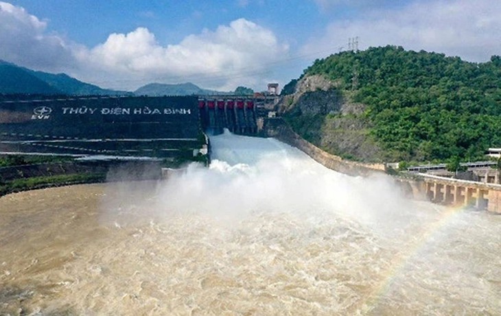 Đóng cửa xả lũ thủy điện Hòa Bình sáng nay- Ảnh 1.