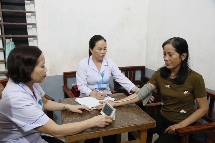 Khám sàng lọc sức khỏe toàn dân, linh hoạt đưa Nghị quyết 72 vào cuộc sống - Ảnh 1.