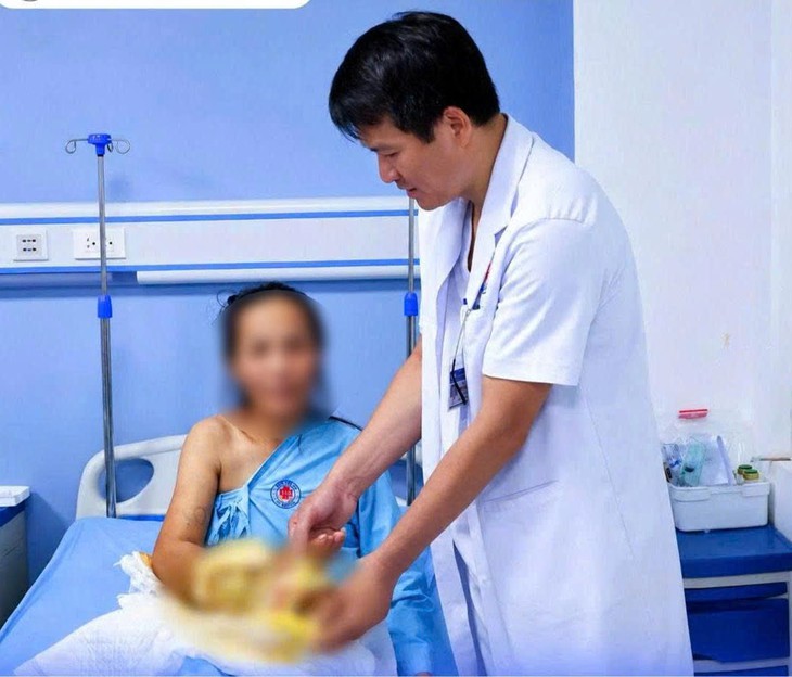 Máy dập ngói cuốn đứt gần lìa cẳng tay người phụ nữ- Ảnh 2.