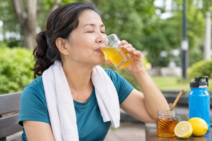 Tập luyện sau tuổi 50: Người tăng acid uric có cần tránh mật ong? - Ảnh 1.