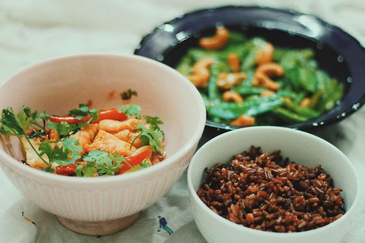 Dinh dưỡng theo nhịp sinh học giải mã lý do ăn tối muộn dễ gây tích mỡ - Ảnh 2.