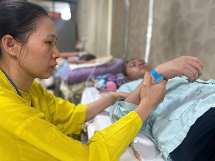 Mẹ già nằm một chỗ vì tai biến, con cần tiền điều trị u não, người phụ nữ nghèo ở Nghệ An cầu cứu- Ảnh 3.