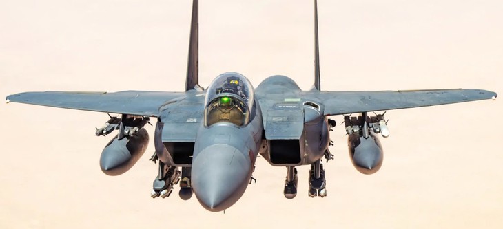 Iran dùng mạng lưới UAV để dẫn đường cho tên lửa bắn hạ F-15E Mỹ - Ảnh 1.
