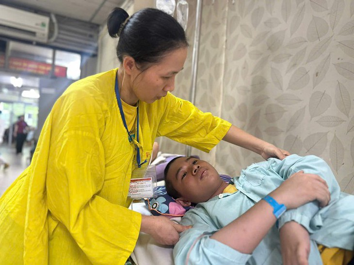 Mẹ già nằm một chỗ vì tai biến, con cần tiền điều trị u não, người phụ nữ nghèo ở Nghệ An cầu cứu- Ảnh 1.