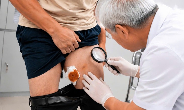 Suýt mang họa vì vô tình uống nước suối khi bơi- Ảnh 3.
