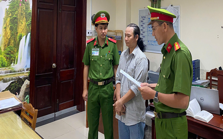 Công an khởi tố người bán hàng giả mạo thương hiệu nổi tiếng - Ảnh 2.