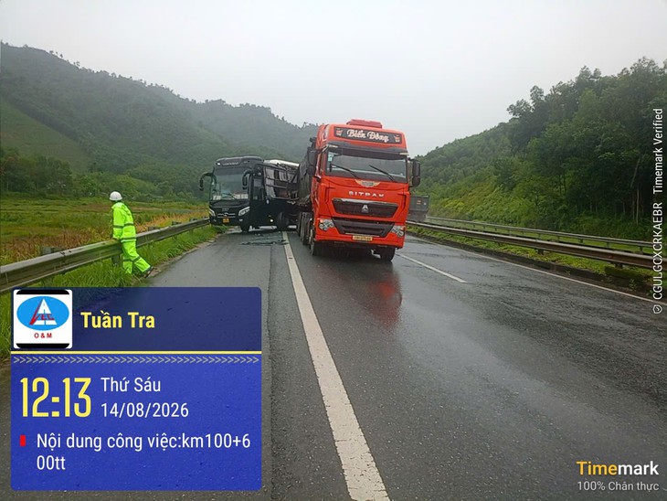 Chiều 14/8, nhiều vụ tai nạn xảy ra trên cao tốc Nội Bài - Lào Cai- Ảnh 2.