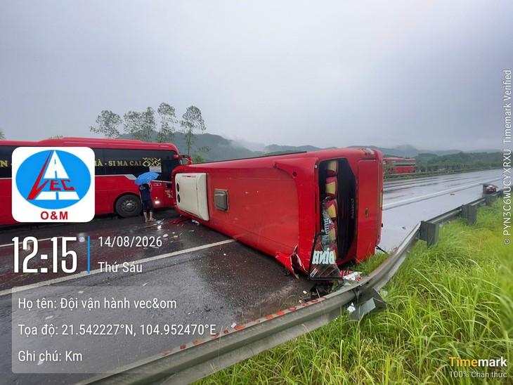 Chiều 14/8, nhiều vụ tai nạn xảy ra trên cao tốc Nội Bài - Lào Cai- Ảnh 1.