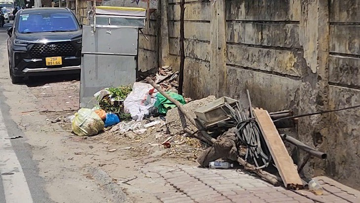 Hà Nội: Bất chấp biển cấm, vỉa hè phố Hoàng Hoa Thám thành bãi rác- Ảnh 4.