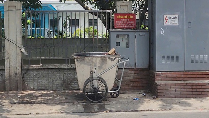 Hà Nội: Bất chấp biển cấm, vỉa hè phố Hoàng Hoa Thám thành bãi rác- Ảnh 10.