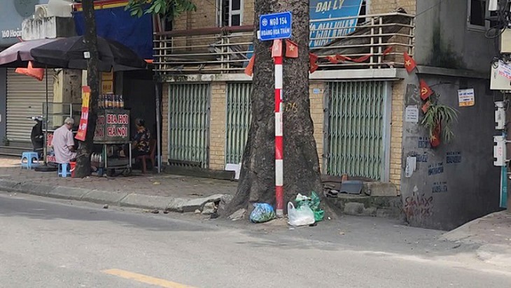 Hà Nội: Bất chấp biển cấm, vỉa hè phố Hoàng Hoa Thám thành bãi rác- Ảnh 7.