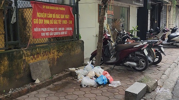 Hà Nội: Bất chấp biển cấm, vỉa hè phố Hoàng Hoa Thám thành bãi rác- Ảnh 1.