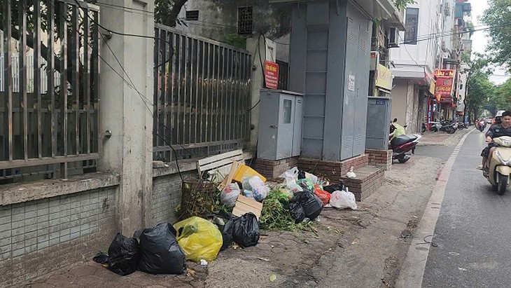 Hà Nội: Bất chấp biển cấm, vỉa hè phố Hoàng Hoa Thám thành bãi rác- Ảnh 8.