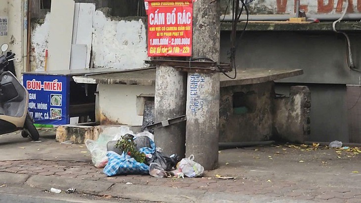 Hà Nội: Bất chấp biển cấm, vỉa hè phố Hoàng Hoa Thám thành bãi rác- Ảnh 2.