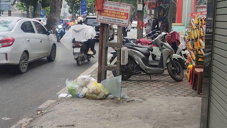 Hà Nội: Bất chấp biển cấm, vỉa hè phố Hoàng Hoa Thám thành bãi rác- Ảnh 3.