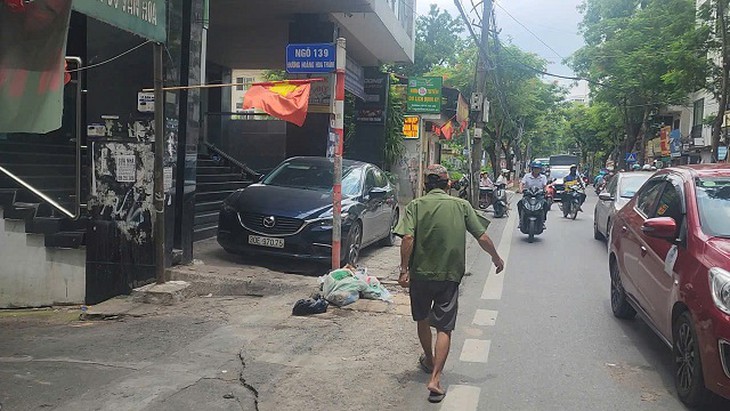 Hà Nội: Bất chấp biển cấm, vỉa hè phố Hoàng Hoa Thám thành bãi rác- Ảnh 6.