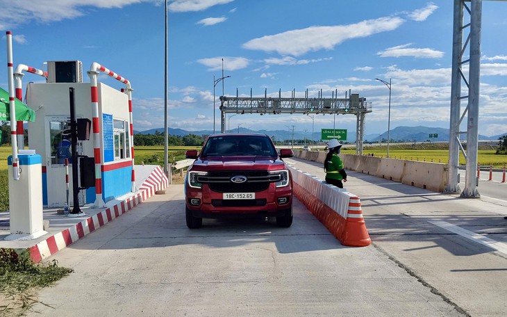 CSGT nói gì về việc tài xế dừng xe để… ngủ trên cao tốc?- Ảnh 1.