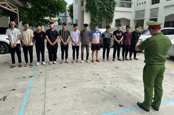 Bắt tạm giam 12 thanh thiếu niên mang kiếm, ba chỉa gây rối ở Đà Nẵng- Ảnh 1.