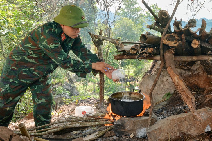 Bác sĩ kiêm anh nuôi tiếp sức cho bộ đội giữa rừng - Ảnh 1.