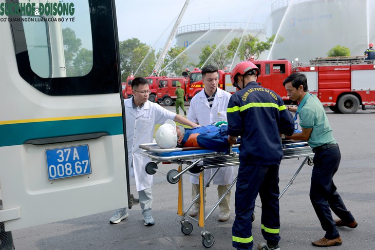 Diễn tập hiệp đồng chữa cháy, cứu nạn tại kho xăng dầu - Ảnh 9.