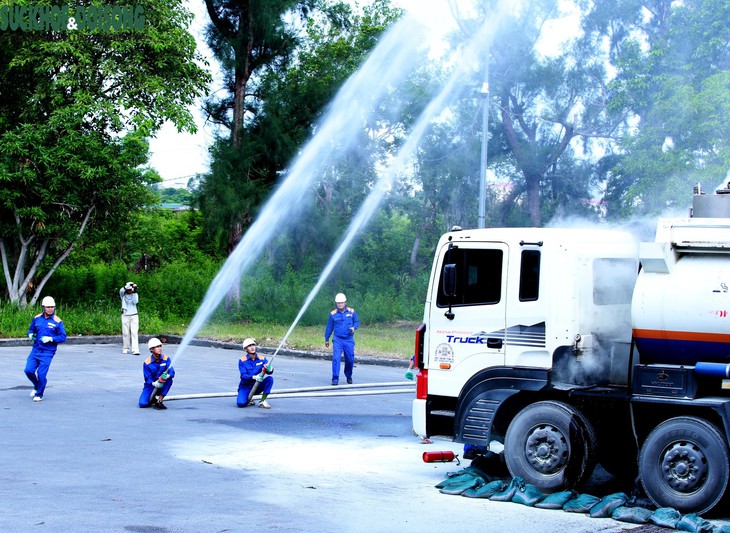Diễn tập hiệp đồng chữa cháy, cứu nạn tại kho xăng dầu - Ảnh 2.