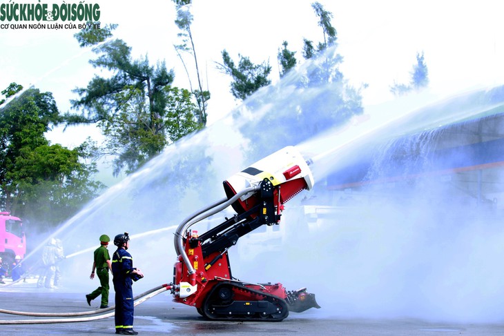 Diễn tập hiệp đồng chữa cháy, cứu nạn tại kho xăng dầu - Ảnh 4.