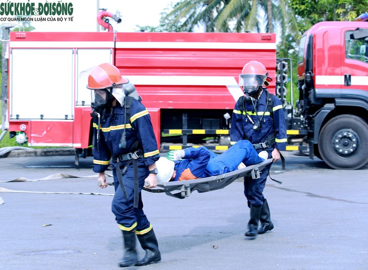Diễn tập hiệp đồng chữa cháy, cứu nạn tại kho xăng dầu - Ảnh 8.