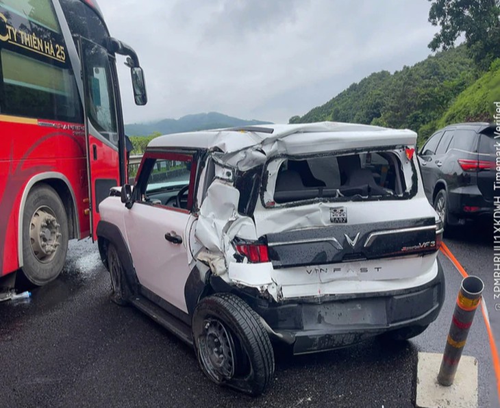 Chiều 14/8, nhiều vụ tai nạn xảy ra trên cao tốc Nội Bài - Lào Cai- Ảnh 3.