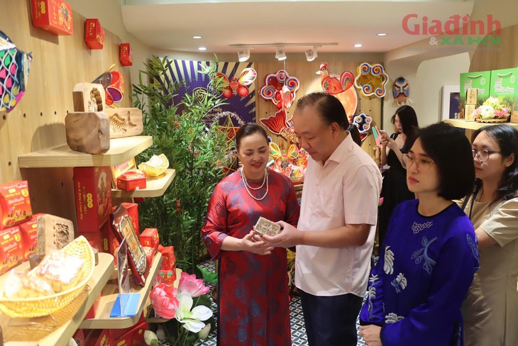 Khai mạc không gian trưng bày sản vật Hà Nội, khách du lịch trải nghiệm phong vị Rằm tháng Tám đậm chất Hà thành- Ảnh 1.