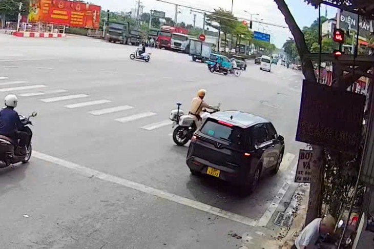 Video người cha cầu cứu CSGT giúp đưa con trai đi cấp cứu - Ảnh 2.