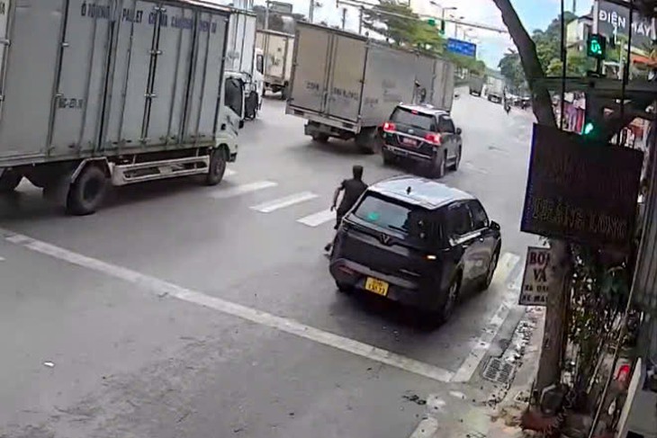 Video người cha cầu cứu CSGT giúp đưa con trai đi cấp cứu - Ảnh 1.