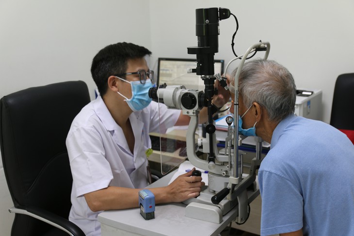 Những thói quen sai lầm khiến bệnh đau mắt đỏ lây lan khắp cả nhà- Ảnh 3.
