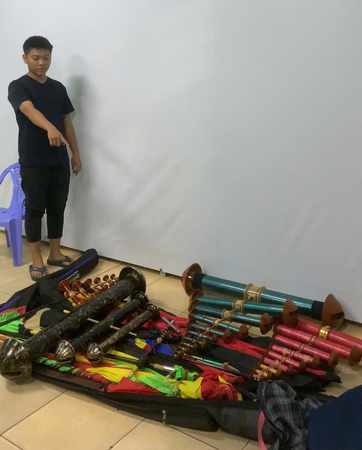 Tạm giữ 3 đối tượng thả diều gắn đèn gần sân bay Tân Sơn Nhất - Ảnh 3.
