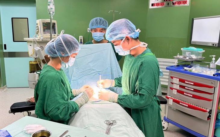 Bé trai 10 tuổi gặp tai nạn hy hữu ở vùng kín vì nghịch vòng bi- Ảnh 3.