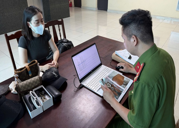 Khởi tố người bán hàng giả mạo thương hiệu nổi tiếng - Ảnh 1.