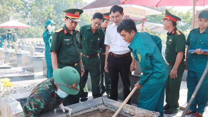 Huế hoàn thành lấy mẫu hài cốt, tập trung tìm kiếm mộ liệt sĩ tập thể- Ảnh 1.
