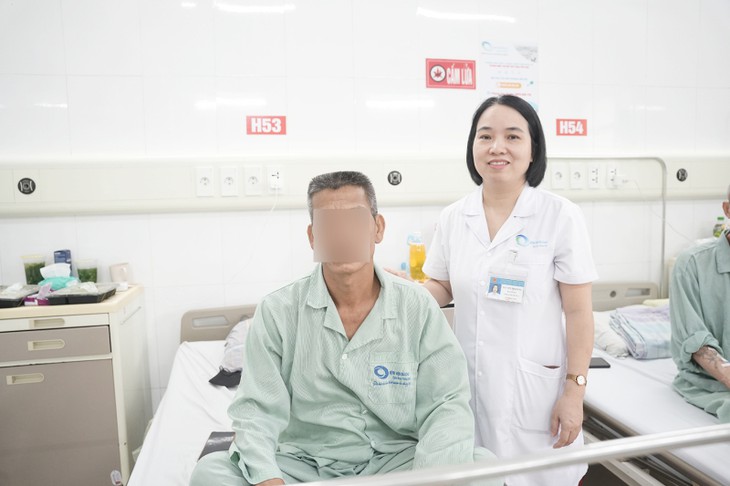 Nút mạch kết hợp phẫu thuật nội soi điều trị ung thư gan đa ổ- Ảnh 2.