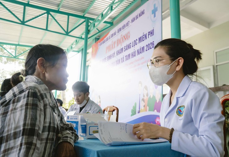 Bác sĩ khám tình nguyện cho dân đảo- Ảnh 2.