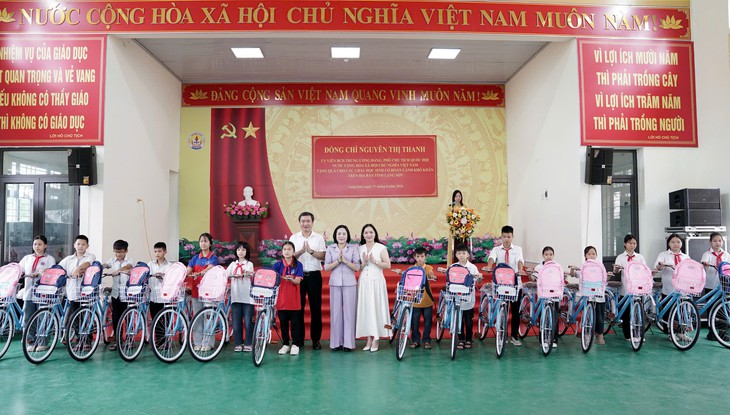 Phó Chủ tịch Quốc hội: Mỗi trường học vùng biên là một mái nhà ấm áp- Ảnh 2.