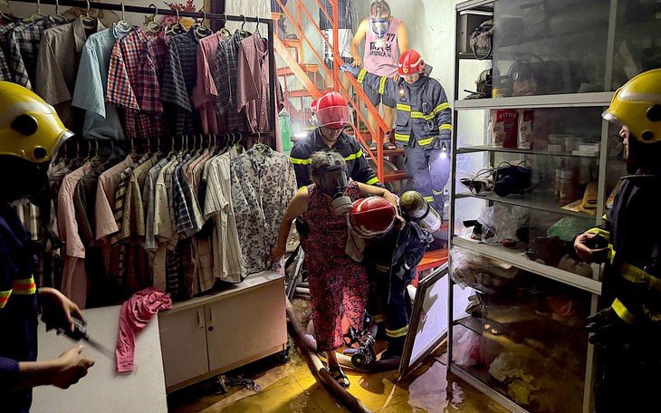 Cháy lớn tại Chương Mỹ (Hà Nội), lửa bùng dữ dội kèm nhiều tiếng nổ- Ảnh 1.