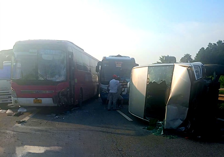 3 ô tô va chạm liên hoàn trên cao tốc Nội Bài - Lào Cai- Ảnh 1.