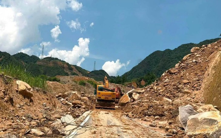 Mưa lớn gây thiệt hại nặng cho miền Trung, xuất hiện hàng trăm điểm nguy cơ lũ quét- Ảnh 2.