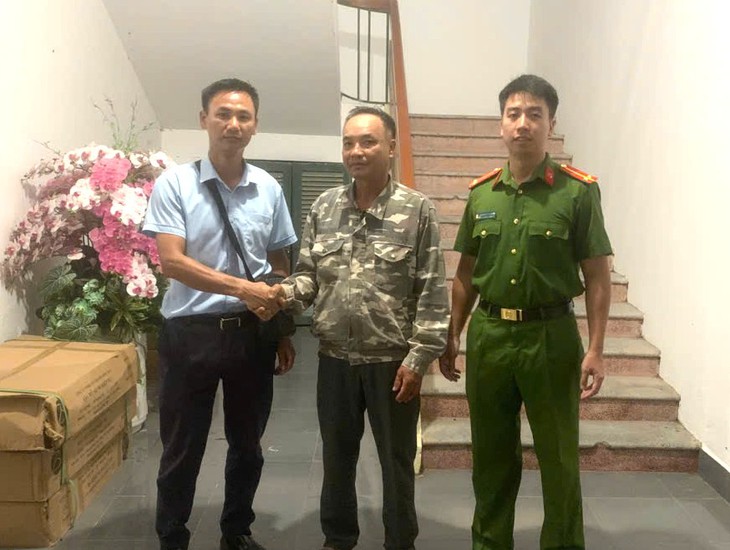 Bất ngờ nhận hơn 200 triệu từ người lạ, con trai nhờ bố đẻ báo công an- Ảnh 1.