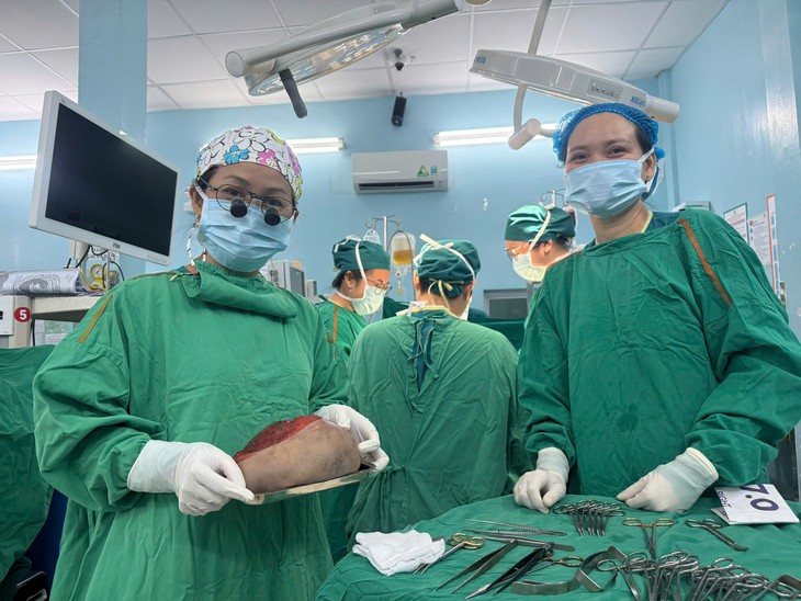 Lấy trọn khối u quái nặng 1,3 kg cho bé gái 5 ngày tuổi- Ảnh 1.