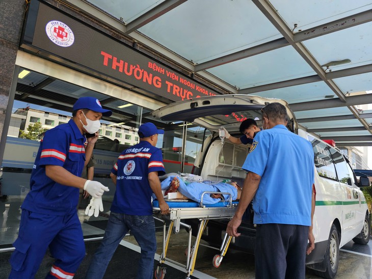 Ô tô khách tông vào đuôi xe container trên cao tốc, hàng chục người nhập viện- Ảnh 1.