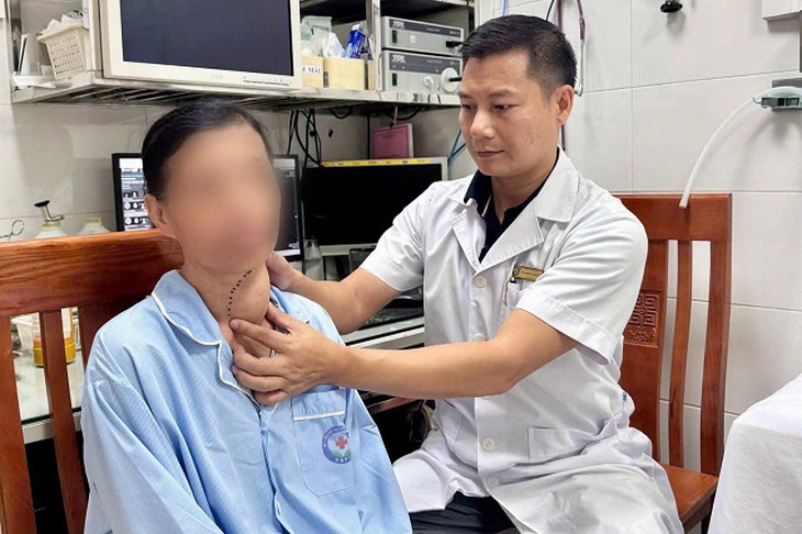 10 năm không điều trị, bướu giáp phát triển khổng lồ chèn ép khí quản- Ảnh 1.
