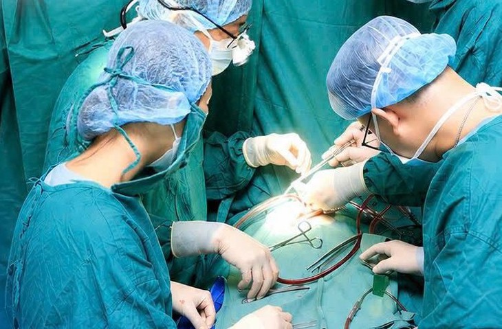 Bé 28 ngày tuổi nguy kịch được cứu sống sau ca phẫu thuật tim 4 giờ- Ảnh 1.