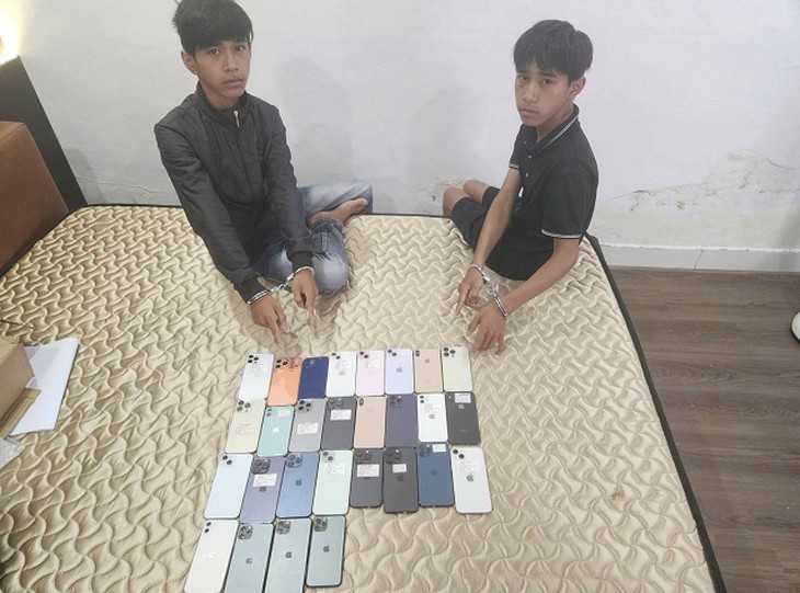Hai anh em ruột cuỗm 27 iPhone, chạy từ Đà Nẵng ra Huế vẫn không thoát - Ảnh 1.