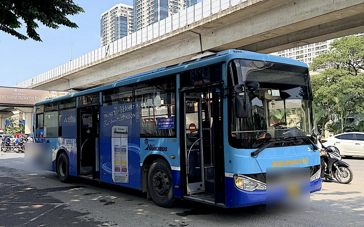 Danh tính các tài xế vụ tai nạn liên hoàn 4 ô tô trên cầu Nhật Tân- Ảnh 1.